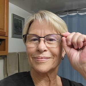 Meet your Posher, Lora